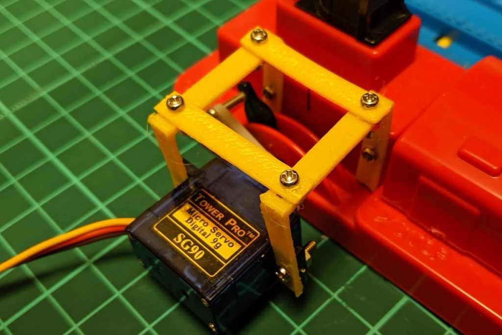 プラレールの信号機パーツ（J-10）に取り付けられたサーボモーター（SG-90）前方・上アングル