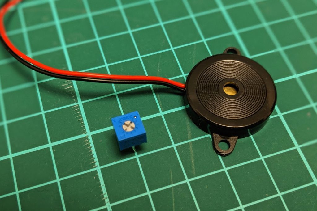  可変抵抗（半固定ボリューム）10kΩ（103）と  圧電スピーカー（SPT08）