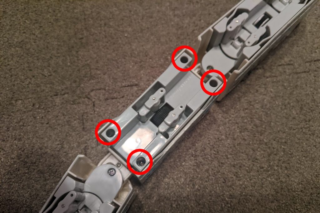 車両裏、四つのネジ位置